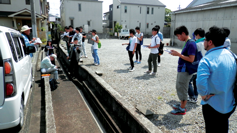 体験入学「在校生の実習に参加　地図づくりの現地調査」